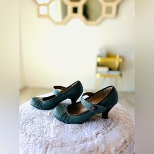 Adorable Mary Jane mid heels in Teal.